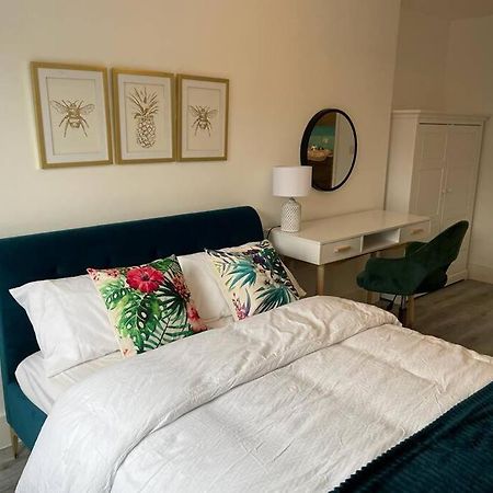 Stunning And Spacious 2Bed Flat In Central Woking Extérieur photo