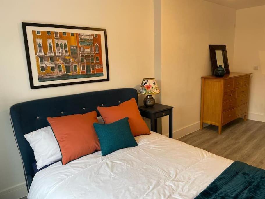 Stunning And Spacious 2Bed Flat In Central Woking Extérieur photo