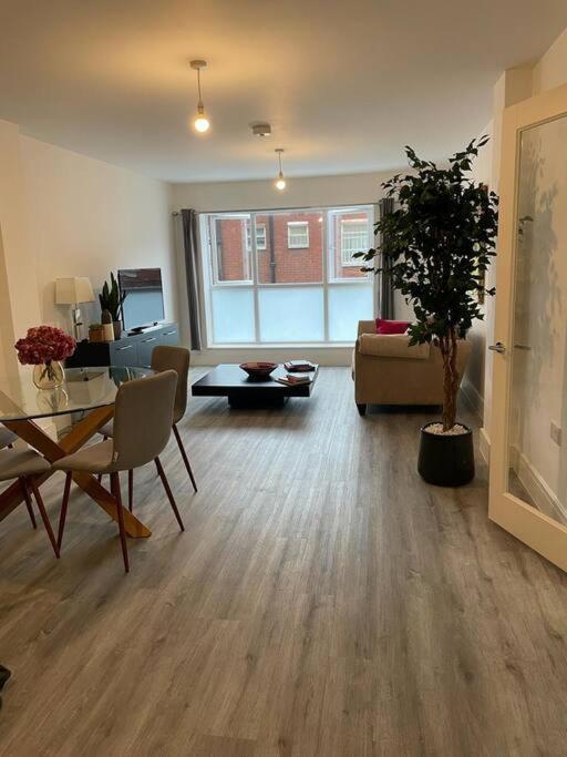 Stunning And Spacious 2Bed Flat In Central Woking Extérieur photo