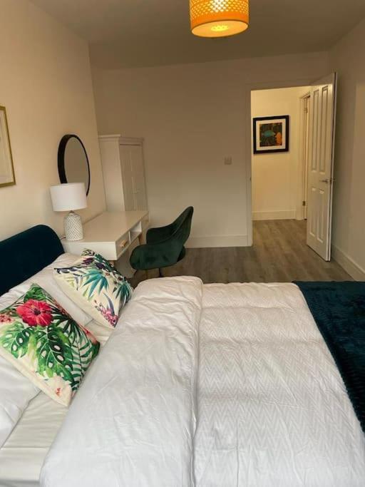 Stunning And Spacious 2Bed Flat In Central Woking Extérieur photo