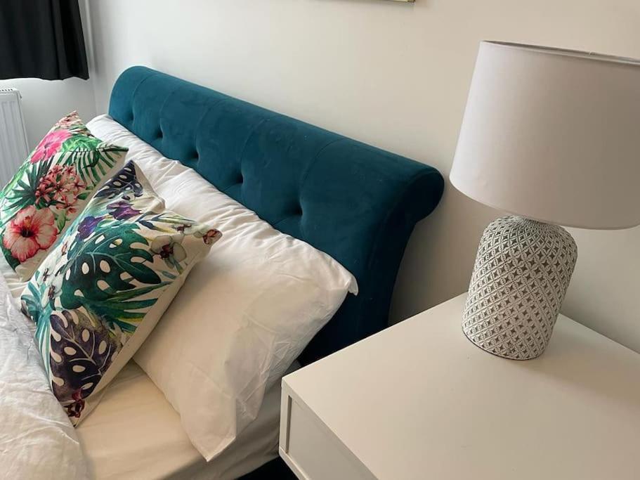 Stunning And Spacious 2Bed Flat In Central Woking Extérieur photo