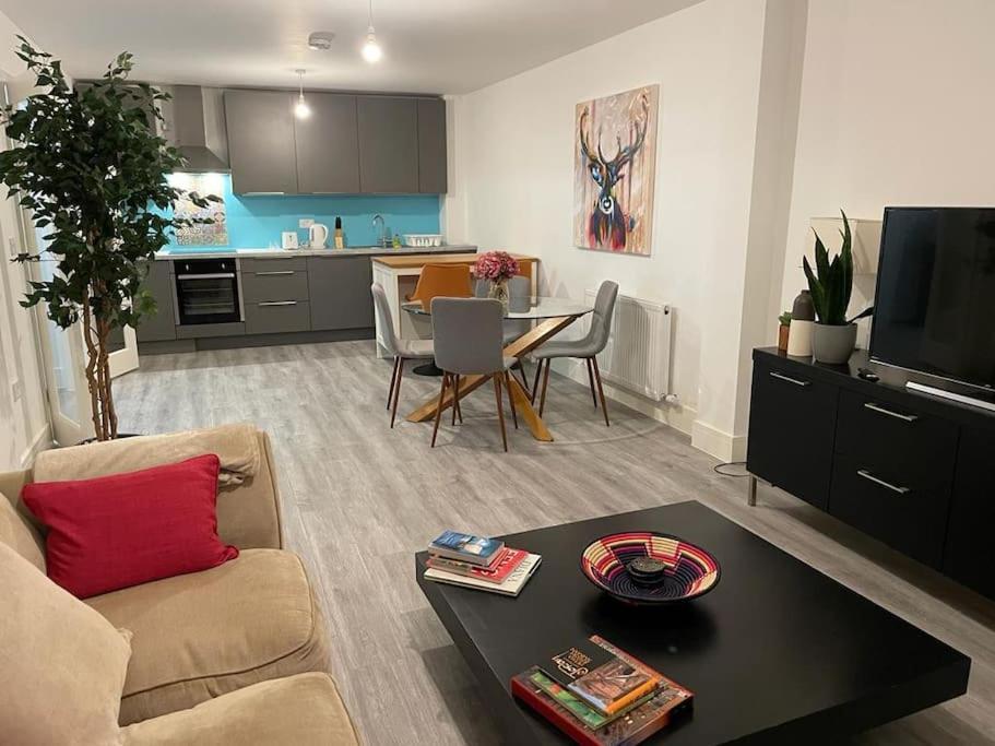 Stunning And Spacious 2Bed Flat In Central Woking Extérieur photo