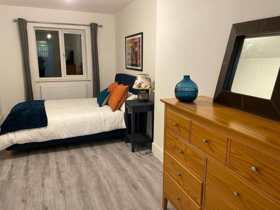 Stunning And Spacious 2Bed Flat In Central Woking Extérieur photo