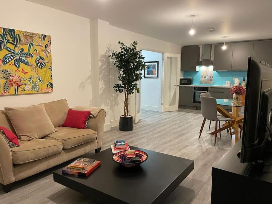 Stunning And Spacious 2Bed Flat In Central Woking Extérieur photo